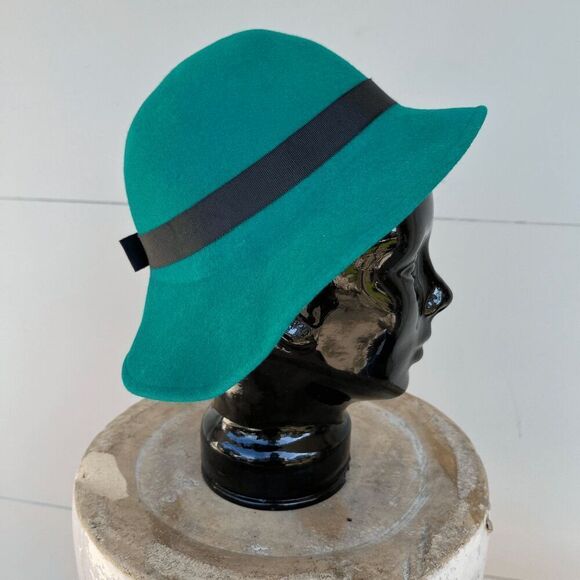 Vintage 1950s Geo. W. Bollman Green Wool Felt Doeskin Cloche Hat Black Bow Detai - Picture 3 of 8